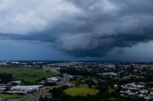 Frente fria chega a Umuarama com chuva e queda brusca de temperatura