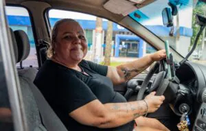 Com um Corsa e coragem, ela virou o jogo: conheça a Cris, motorista particular de Umuarama