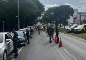 Blitz de trânsito aborda 25 veículos na avenida Presidente Castelo Branco, em Umuarama