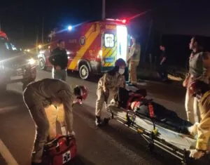 Caminhonete capota após colisão com caminhão e deixa mulher ferida na PR-580