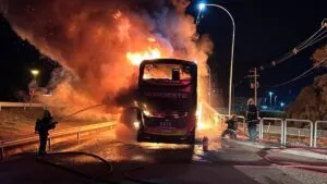 Ônibus com 45 passageiros que saiu de Umuarama pega fogo na BR-101, em Garuva