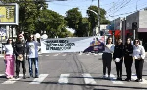 Umuarama realiza a 3ª Caminhada do Meio-Dia em combate ao feminicídio