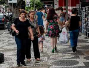 Dia de compras: comércio de Umuarama abre em horário especial neste sábado
