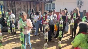 Estudantes colhem primeiros morangos cultivados com práticas sustentáveis em Santa Eliza