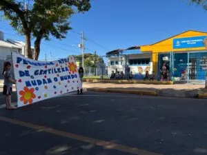 Alunos fazem ‘parada da gentileza’ e sensibilizam a população em Umuarama