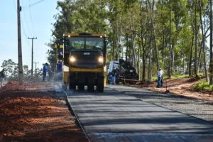 Iniciada pavimentação do trecho final da Estrada Pioneiro, que liga Umuarama a Lovat
