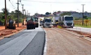Primeiros trechos da avenida Pedromiro Fernandes já recebem capa asfáltica em Umuarama