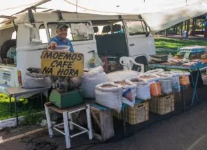 Moído na hora: há 37 anos, seu Aparecido serve café com afeto nas feiras de Umuarama