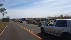 Motorista fica ferida após capotamento na PR-489, em Umuarama