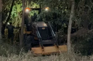 Carro de desaparecidos em Icaraíma é encontrado enterrado em área rural, mas sem corpos