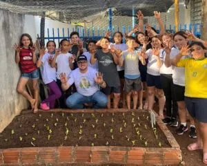 Estudantes criam cooperativa mirim e já produzem aromatizantes e horta