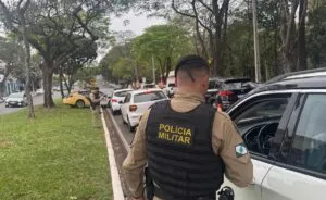 Polícia Militar realiza blitz educativa para promover segurança no trânsito em Umuarama