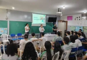 Estudantes participam de palestra sobre finanças promovida pelo Sicoob Arenito