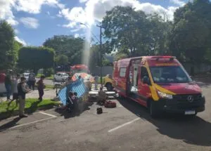 Colisão entre carro e motocicleta deixa dois feridos em Umuarama