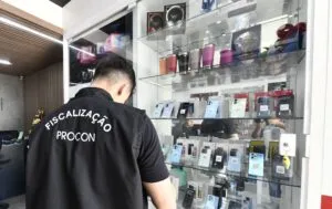 Procon de Umuarama orienta sobre preços expostos em vitrines
