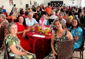 Mais de 600 idosos participam de almoço do projeto ‘Vida Ativa, Melhor Idade’ em Umuarama