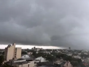 Temporal escurece o céu e surpreende moradores de Umuarama
