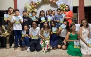Alunos da Escola Evangélica lançam livro em noite de autógrafos em Umuarama