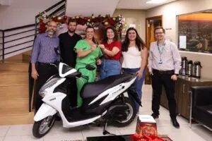 Moradora de Umuarama ganha primeira moto da Campanha Natal de Luz da Aciu