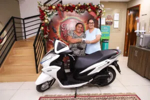 Consumidoras de Umuarama ganham motos da campanha Natal de Luz