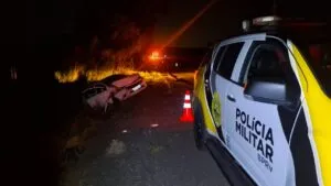 Carro capota e deixa dois ocupantes feridos na PR-323, em Umuarama