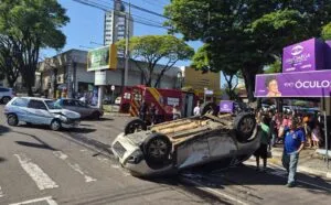 Colisão entre dois carros termina em capotamento no centro de Umuarama